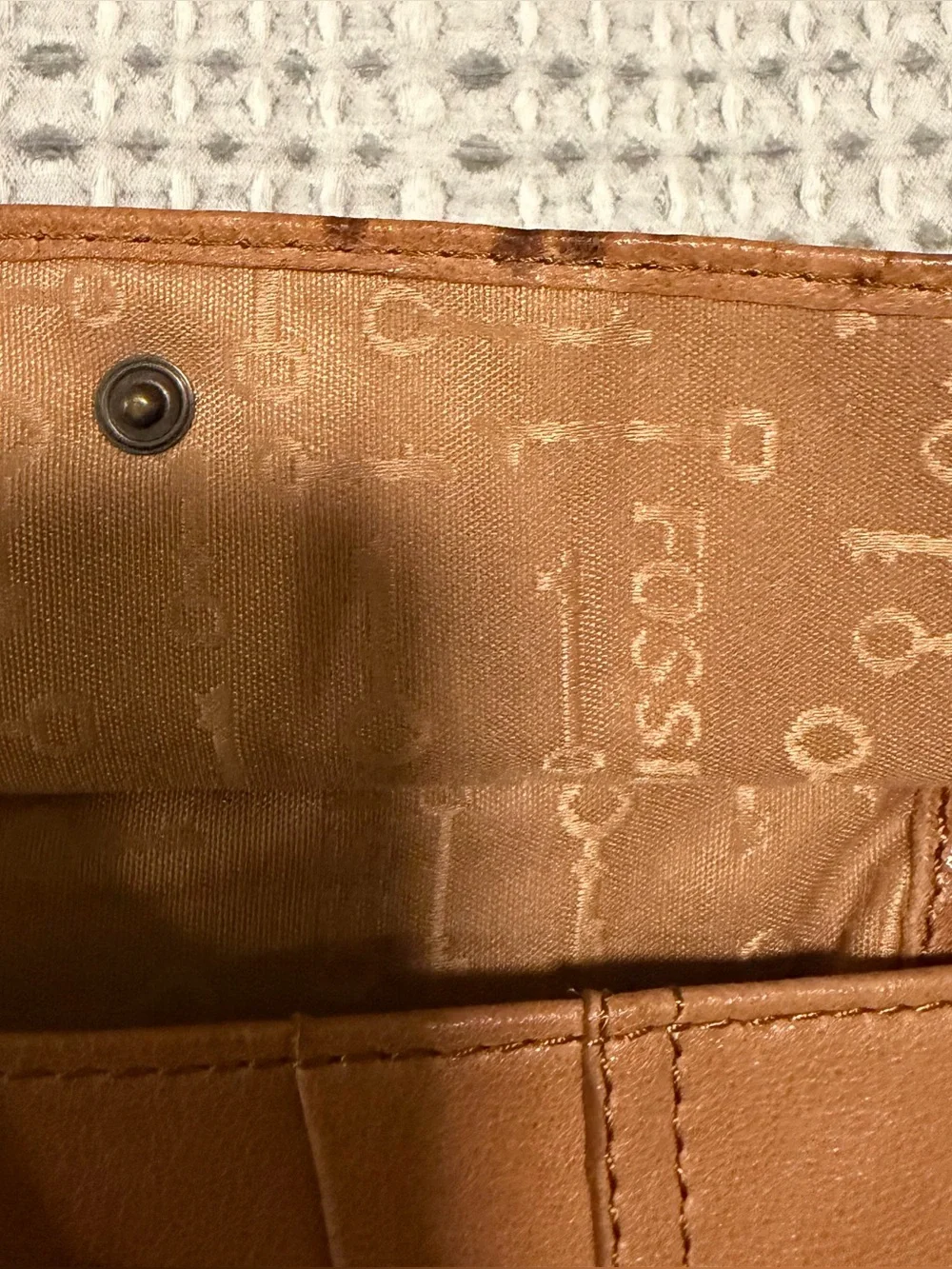Vintage Fossil Wallet… Neutral Tan color!! Full size, great storage!